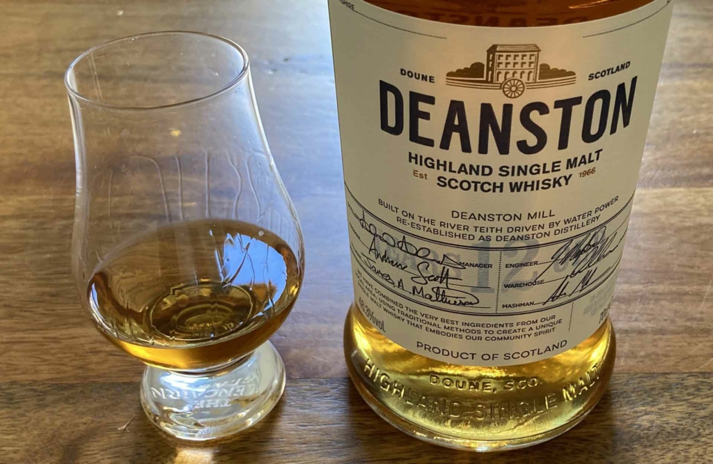 Ein Dram des 12-jährigen Deanston im Nosing Glass.