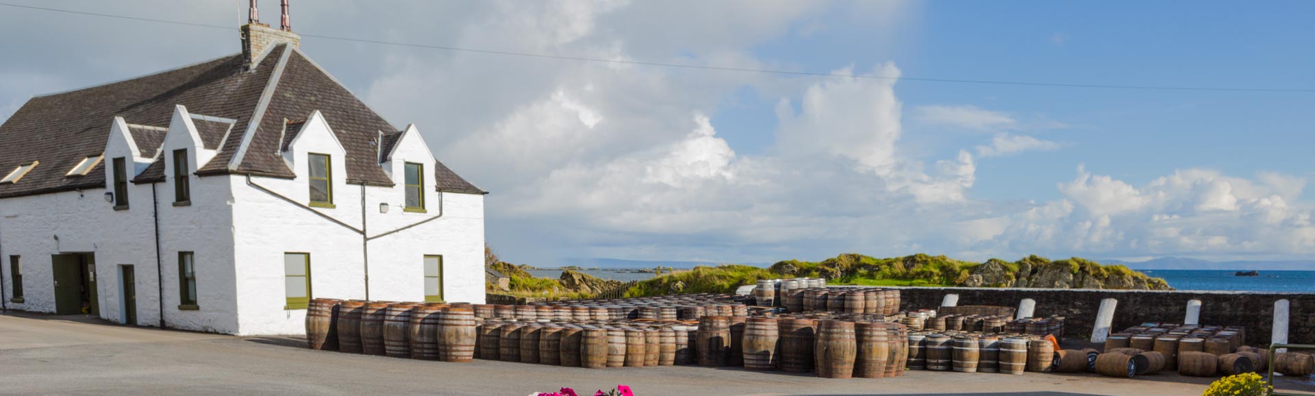 Whisky-Destillerie-Fässer lagern unter freiem Himmel.