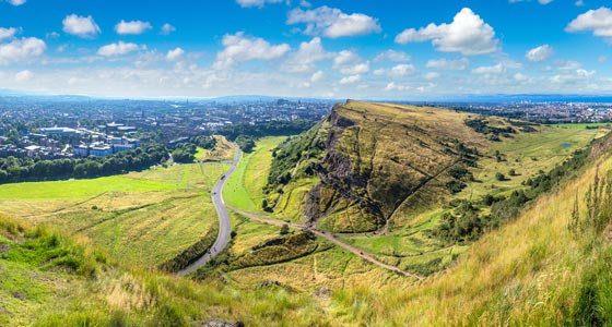 Blick vom Arthurs Seat auf Edinburgh, Highlands.