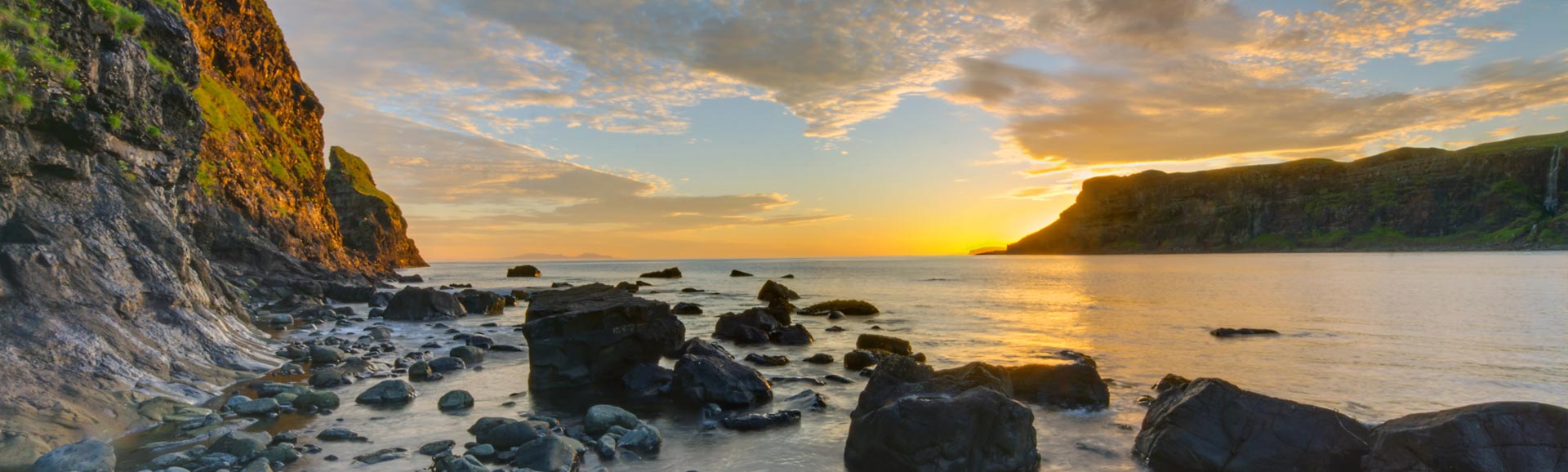 Sonnenuntergang in der Talisker Bucht, Schottland.