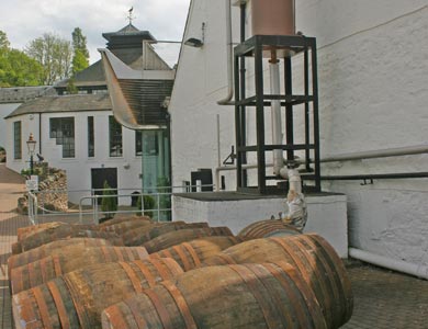 Whiskyfässer im Hof einer Brennerei.