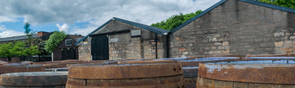 Whisky-Fässer einer alten, schottischen Brennerei.