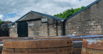 Whisky-Fässer einer alten, schottischen Brennerei.