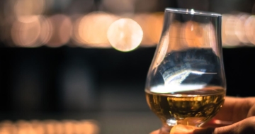Whisky-Tasting mit Nosing Glas.