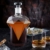 AMAVEL Whisky Karaffe in Form eines Diamanten – Dekanter mit luftdichtem Verschluss – Holz-Ständer – Klarglas – Decanter für Whiskey – Hergestellt in Handarbeit – 1000 ml - 6