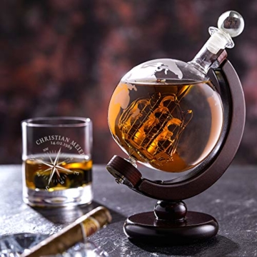 AMAVEL Whiskykaraffe Globus mit innenliegendem Segelschiff und 2 Whiskygläser mit Kompass Gravur, Personalisiert mit Name und Datum - 4