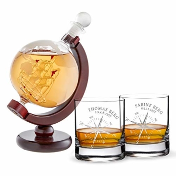 AMAVEL Whiskykaraffe Globus mit innenliegendem Segelschiff und 2 Whiskygläser mit Kompass Gravur, Personalisiert mit Name und Datum - 1