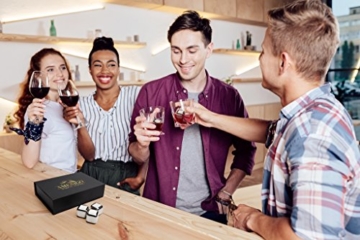 Exklusives Edelstahl Whisky Steine Geschenkset – Hohe Kühltechnologie - 8 Whisky Eiswürfel Wiederverwendbar - Edelstahl Eiswürfel - Besondere Geschenke für Männer - Edelstahl Kühlstein von Amerigo - 10