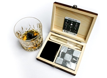 On The Rocks Whiskey Steine Geschenk-Set | 9 Natürliche Specksteine und Basalt Kühlsteine | Stilvolle Handgemachte Holzbox | Zangen und Samtbeutel | Wiederverwendbare Eiswürfel Whisky Steine - 4