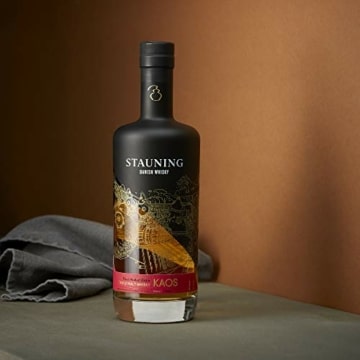 Stauning KAOS Triple Malt Whisky - Dänischer Whisky - Bodenvermälztes Getreide - Direkt befeuert in kleinen Pot-Stills destilliert - 3 Jahre - 46% Vol. - 1 x 0,7 L - 2