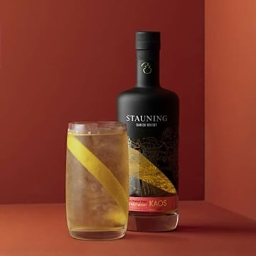 Stauning KAOS Triple Malt Whisky - Dänischer Whisky - Bodenvermälztes Getreide - Direkt befeuert in kleinen Pot-Stills destilliert - 3 Jahre - 46% Vol. - 1 x 0,7 L - 3